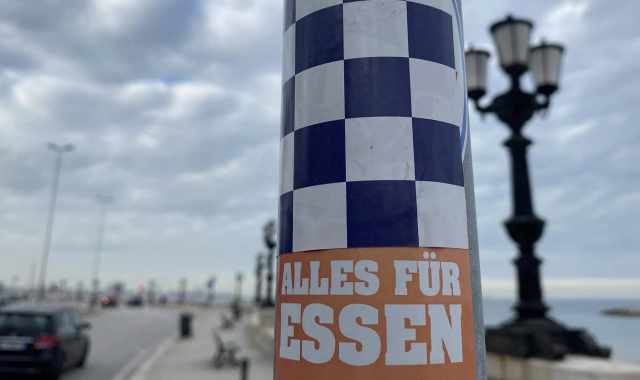 Tappezzare le città con gli adesivi della propria squadra: anche Bari colorata dai turisti-tifosi